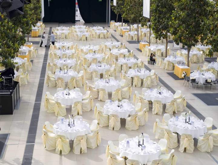 Location tables rondes et rectangulaires Aigaliers
